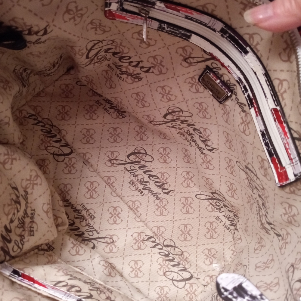 GUESS Delaney Tote In Hard-To-Find Lipstick Print, Excellent Condition - Picture 7 of 7